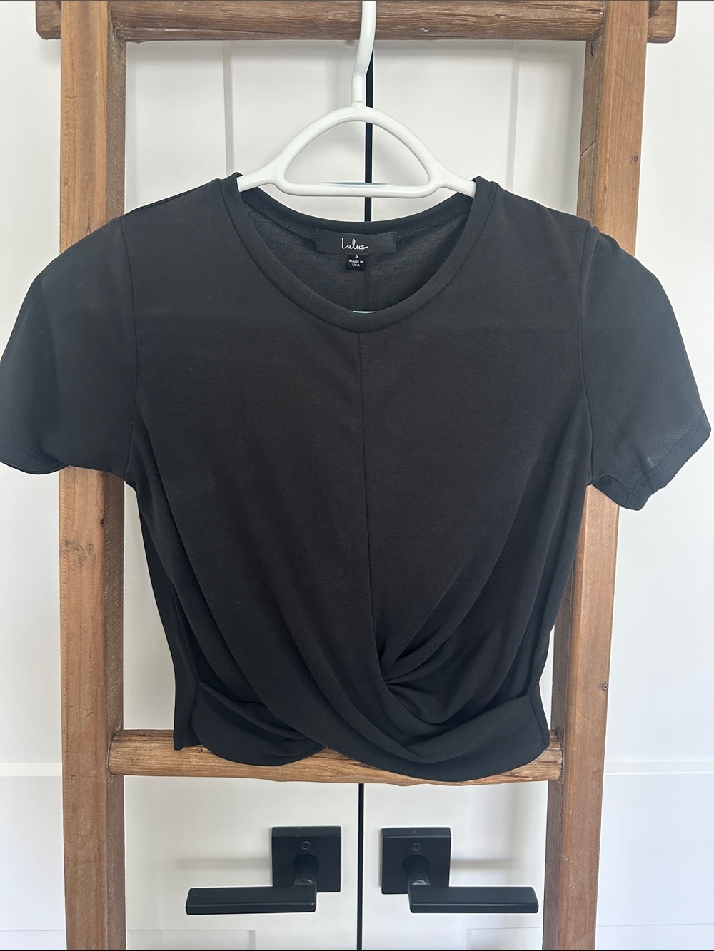 Lulu's Black Short Sleeve Twist-Hem Tee